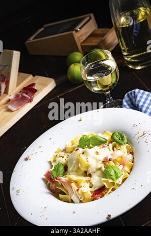Tagliatelle mit Gorgonzola-Masarponesauce und Schinken Stockfoto