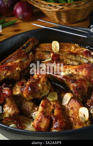 Herzhafte Schweinerippchen mit Knoblauch und Grillsoße Stockfoto