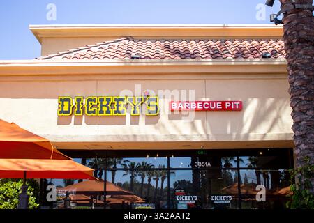 Irvine, Kalifornien, USA- 22.04.2019: Blick auf ein Ladenschild für Dickey's Barbecue Pit. Stockfoto