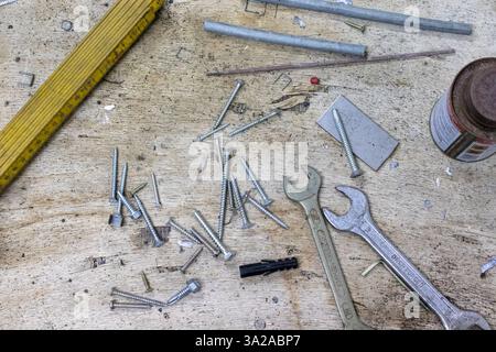 Heraklion, Kreta, Griechenland, 6. September 2019: Handwerkzeuge und Schrauben auf einer Holzwerkbank verteilt Stockfoto