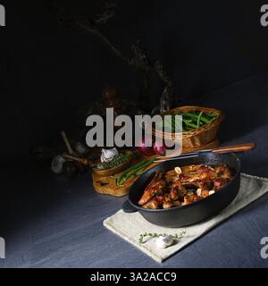 Herzhafte Schweinerippchen mit Knoblauch und Grillsoße Stockfoto