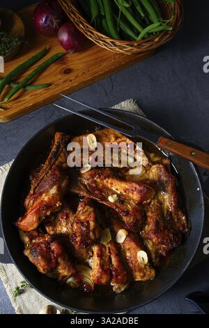 Herzhafte Schweinerippchen mit Knoblauch und Grillsoße Stockfoto