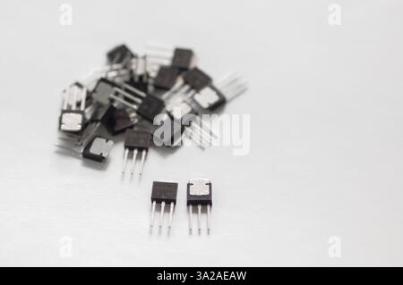 Halbleitertransistoren und mosfets isoliert auf weißem Hintergrund. Stockfoto