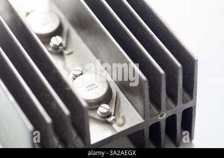 Halbleiter-Silizium-Transistoren und mosfets auf einem leistungsstarken Strahler Stockfoto