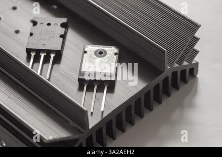 Halbleiter-Silizium-Transistoren und mosfets auf einem leistungsstarken Strahler Stockfoto