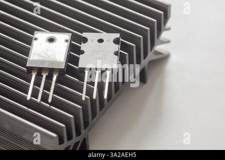 Halbleiter-Silizium-Transistoren und mosfets auf einem leistungsstarken Strahler Stockfoto