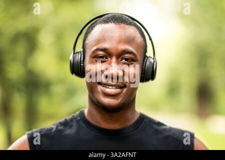 Nahaufnahme Porträt eines lächelnden afroamerikanischen Sportlers Stockfoto