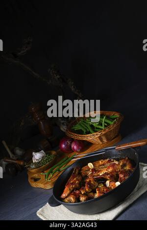 Herzhafte Schweinerippchen mit Knoblauch und Grillsoße Stockfoto