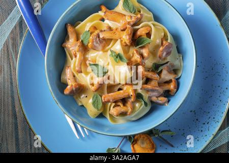 Pappardelle mit Käsesauce und frischen Pfifferlingen Stockfoto