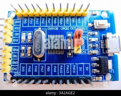 Programmierplatine von Arduino UNO in blauer Farbe isoliert auf weißem Hintergrund Stockfoto