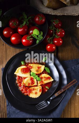 Ravioli alla genovese mit Basilikum und Tomatensauce Stockfoto