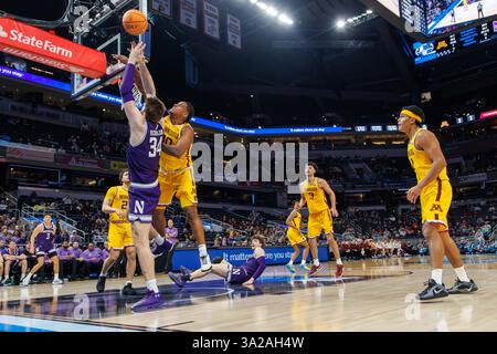 Indianapolis, Indiana, USA. März 2025. Matthew Nicholson () und Frank Mitchell (00) der Minnesota Golden Gophers im Gainbridge Fieldhouse, Indianapolis, Indiana, stehen im Zentrum der Nordwest Wildcats und Matthew Nicholson (34) hinter dem Korb. (Kreditbild: © Scott Stuart/ZUMA Press Wire) NUR REDAKTIONELLE VERWENDUNG! Nicht für kommerzielle ZWECKE! Stockfoto
