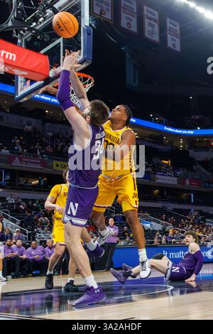 Indianapolis, Indiana, USA. März 2025. Matthew Nicholson () und Frank Mitchell (00) der Minnesota Golden Gophers im Gainbridge Fieldhouse, Indianapolis, Indiana, stehen im Zentrum der Nordwest Wildcats und Matthew Nicholson (34) hinter dem Korb. (Kreditbild: © Scott Stuart/ZUMA Press Wire) NUR REDAKTIONELLE VERWENDUNG! Nicht für kommerzielle ZWECKE! Stockfoto