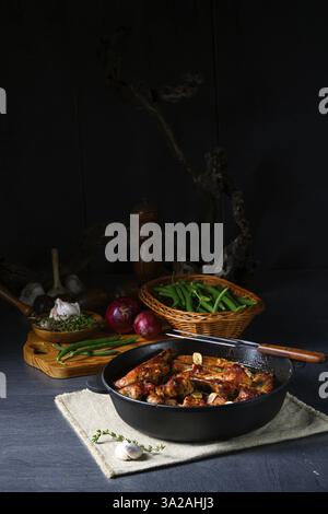 Herzhafte Schweinerippchen mit Knoblauch und Grillsoße Stockfoto