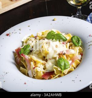 Tagliatelle mit Gorgonzola-Masarponesauce und Schinken Stockfoto