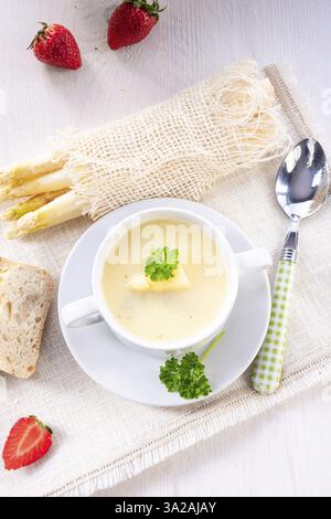 Köstliche weiße Spargelcremesuppe Stockfoto