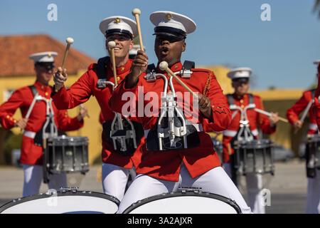 San Diego, Kalifornien, USA. März 2025. Cassius Johnson, Bassdrummer, The Commandant's Own, das U.S. Marine Drum & Bugle Corps dirigiert am 8. März 2025 eine Bassdrum im Rahmen einer Battle Color Zeremonie im Marine Corps Recruit Depot, San Diego, Kalifornien. Diese Zeremonie wurde für die Poolees und Rekrutierer der Region San Diego im Rahmen der West Coast Tour des Battle Color Detachment abgehalten. Die Battle Color Detachment Tour 2025 wird zu Ehren des 250. Geburtstags des U.S. Marine Corps durchgeführt und ermöglicht es den Marines, die Bohrsequenzen vor der 2025 Ma zu präfektionieren Stockfoto