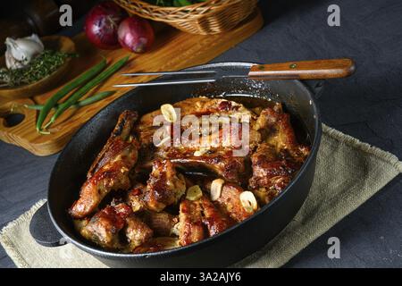 Herzhafte Schweinerippchen mit Knoblauch und Grillsoße Stockfoto