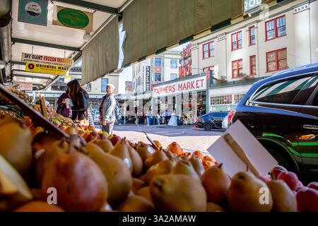 Seattle, Washington, Vereinigte Staaten - 29. April 2019: Blick auf einen Obststand mit Blick in die Ferne beim Public Market am Pike Place Market. Stockfoto