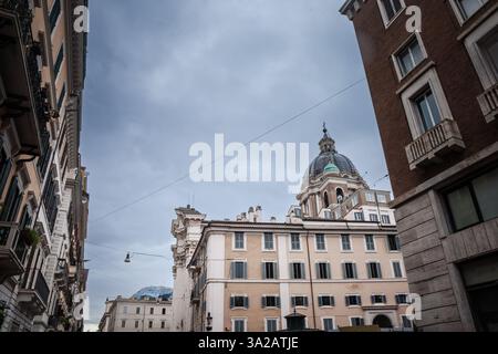 Blick auf historische Gebäude entlang der Via del Corso im Zentrum von Rom, Italien, mit traditionellen architektonischen Fassaden und dem Charme dieses berühmten Stockfoto