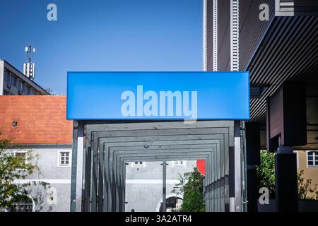Leeres leeres rechteckiges blaues Ladenschild in einem Geschäft in Kroatien, leer und bereit für individuelle Werbung oder Business-Branding. Stockfoto