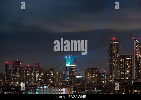 London, Großbritannien. März 2025. Am Mittwochabend werden Lichtstrahlen in den Himmel über der Stadt projiziert. Gründe oder Ereignis unbekannt. Guy Corbishley/Alamy Live News Stockfoto