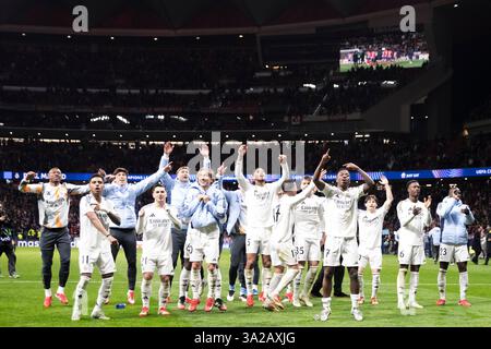 MADRID, SPANIEN - 13. März: Die Spieler von Real Madrid feierten den Sieg beim Achtelfinale der UEFA Champions League 2024/25 zwischen Atletico de Madrid und Real Madrid im Riyadh Air Metropolitano Stadium. (Foto: Guillermo Martinez) Stockfoto