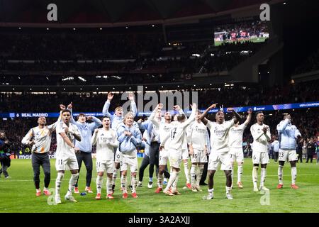 MADRID, SPANIEN - 13. März: Die Spieler von Real Madrid feierten den Sieg beim Achtelfinale der UEFA Champions League 2024/25 zwischen Atletico de Madrid und Real Madrid im Riyadh Air Metropolitano Stadium. (Foto: Guillermo Martinez) Stockfoto