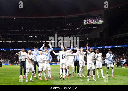 MADRID, SPANIEN - 13. März: Die Spieler von Real Madrid feierten den Sieg beim Achtelfinale der UEFA Champions League 2024/25 zwischen Atletico de Madrid und Real Madrid im Riyadh Air Metropolitano Stadium. (Foto: Guillermo Martinez) Stockfoto