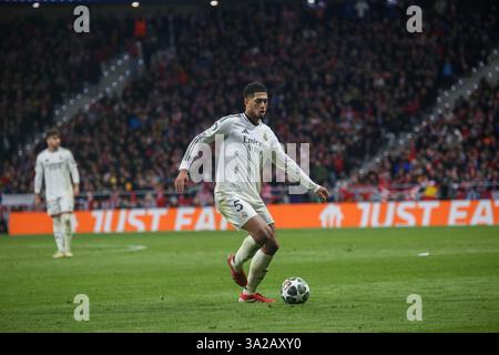 Madrid, Spanien, 12. März 2025: Jude Bellingham (5) von Real Madrid mit dem Ball im Achtelfinale der UEFA Champions League 2024-25, das zweite Legspiel zwischen Atlético de Madrid und Real Madrid am 12. März 2025 im Riyadh Air Metropolitano Stadium in Madrid, Spanien. Quelle: Alberto Brevers / Alamy Live News. Stockfoto