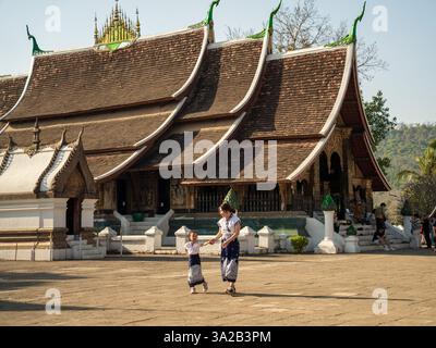 Wat Xieng Thong Tempel, Luang Prabang, Laos. Mutter und Kind, traditionelle Architektur Stockfoto