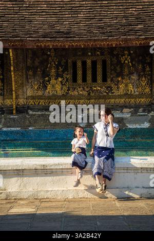 Wat Xieng Thong Tempel, Luang Prabang, Laos. Mutter und Kind, traditionelle Architektur Stockfoto