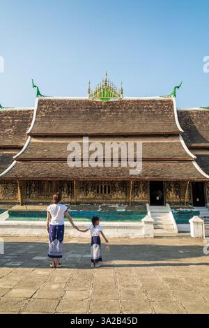Wat Xieng Thong Tempel, Luang Prabang, Laos. Mutter und Kind, traditionelle Architektur Stockfoto