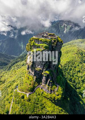 Fanjingshan China : Fanjingshan neue Goldgipfel-Landschaft und Talblick im Fanjing-Berg in Guizhou China, Drohnenbild Stockfoto