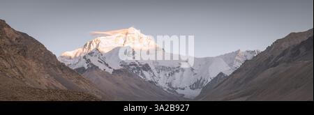 Die Nordwand des Mount Everest vom Kloster Rongbuk aus gesehen. Viel Kopierraum für Text Stockfoto