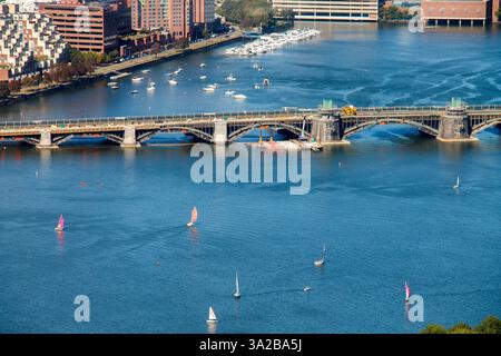 Die Segelboote auf dem Charles River, die Longfellow Bridge und die Gebäude am Ufer, Boston, Massachusetts, USA Stockfoto