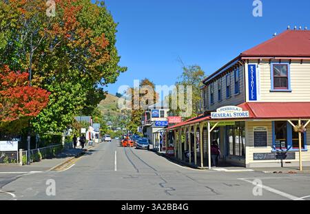 Akaroa, Neuseeland - April 09, 2019: Die Hauptstraße von Akaroa im Herbst einschließlich der restaurierten historischen General Store Gebäude. Stockfoto