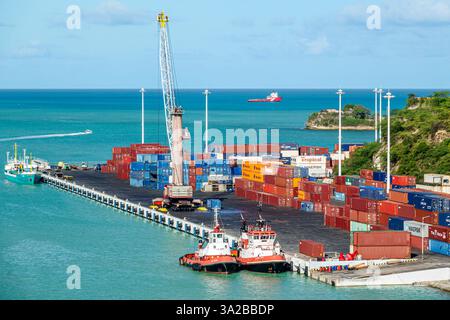 St John's Antigua und Barbuda, Kreuzfahrthafen Hafen, Schlepper, gestapelte Schiffscontainer, Frachtterminal, Logistik, maritime Industrie, Hafenbetrieb Stockfoto