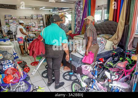 St John's Antigua und Barbuda, High Street, Bounty Shopping Centre Gemischtwarengeschäft, Möbel Haushaltsgeräte, Bettwäsche Matratzen Wohnkultur, Vorhänge t Stockfoto