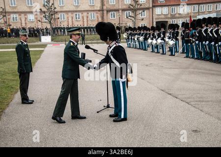 Kopenhagen, Dänemark. März 2024. König Frederik X. von Dänemark (L) übergibt die „Königsuhr“ (Kongens Ur), um Rasmus Boy Bedsted (R) in der Rosenborg-Kaserne zu bewachen. Rasmus Boy Bedsted kommt aus Odense auf Funen. Zum ersten Mal als König von Dänemark nimmt H.M. König Frederik X. an der Wachparade in der Royal Life Guard Kaserne Teil und präsentiert die Uhr des Königs. Die Übergabe der Uhr erfolgt seit 1970, als sie im Zusammenhang mit dem 70. Geburtstag Frederiks IX. Eingerichtet wurde. (Foto: Kristian Tuxen Ladegaard Berg/SOPA Images/SIPA USA) Credit: SIPA USA/Alamy Live News Stockfoto