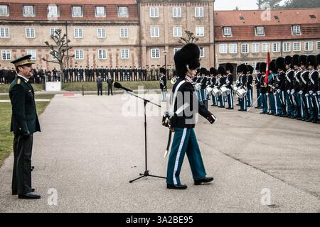 Kopenhagen, Dänemark. März 2024. König Frederik X. von Dänemark (L) übergibt die „Königsuhr“ (Kongens Ur), um Rasmus Boy Bedsted (R) in der Rosenborg-Kaserne zu bewachen. Rasmus Boy Bedsted kommt aus Odense auf Funen. Zum ersten Mal als König von Dänemark nimmt H.M. König Frederik X. an der Wachparade in der Royal Life Guard Kaserne Teil und präsentiert die Uhr des Königs. Die Übergabe der Uhr erfolgt seit 1970, als sie im Zusammenhang mit dem 70. Geburtstag Frederiks IX. Eingerichtet wurde. (Foto: Kristian Tuxen Ladegaard Berg/SOPA Images/SIPA USA) Credit: SIPA USA/Alamy Live News Stockfoto