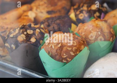 Frisch gebackene Muffins werden in einer Konditorei ausgestellt Stockfoto