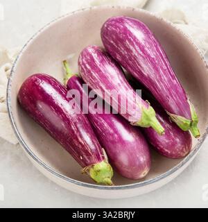 Frische Auberginen auf weißem Hintergrund. Beliebter Bestandteil gesunder Diäten. Draufsicht. Stockfoto