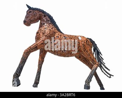 Metallskulpturen aus recycelten Materialien zur Dekoration auf weißem Hintergrund Stockfoto