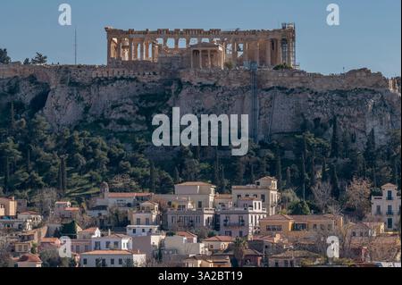 Der Parthenon und die Akropolis dominieren die Stadt Athen Stockfoto