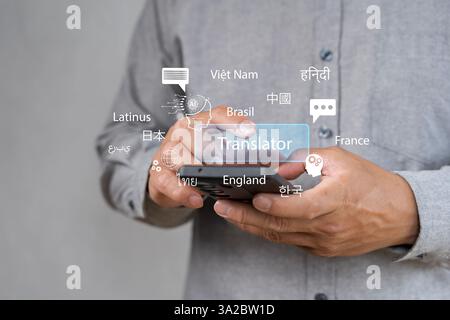 KI-gestütztes Language Translate App-Konzept. Eine Person hält das Smartphone und zeigt eine KI-gestützte Sprachübersetzungs-App an. Bildschirm mit Roboter und Mult Stockfoto