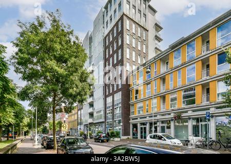 Dieses Bild zeigt zeitgenössische Gebäude umgeben von Bäumen und geparkten Autos und unterstreicht die Integration der Natur in eine städtische Umgebung. Stockfoto