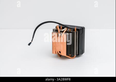 Kupferkühlkörper oder Wärmeleitung oder Computerprozessor-Kühler mit Kühler und Lüfter auf weißem Hintergrund. Stockfoto