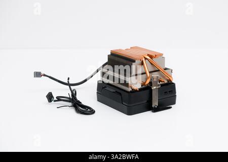 Kupferkühlkörper oder Wärmeleitung oder Computerprozessor-Kühler mit Kühler und Lüfter auf weißem Hintergrund. Stockfoto