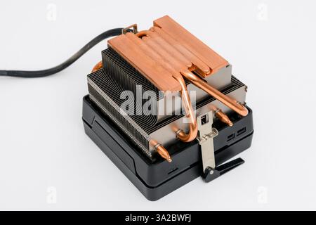 Kupferkühlkörper oder Wärmeleitung oder Computerprozessor-Kühler mit Kühler und Lüfter auf weißem Hintergrund. Stockfoto